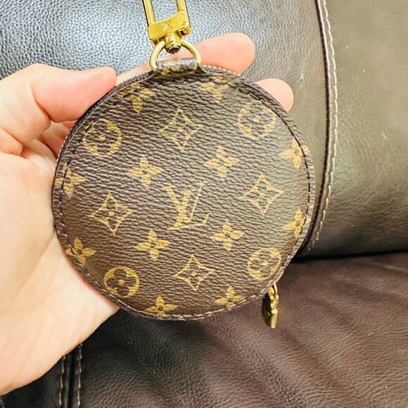 Louis Vuitton Round Coin Purse - Picture 8 of 11